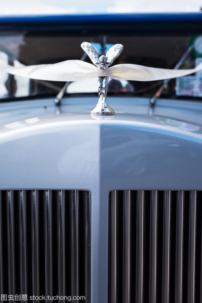 老式汽車裝飾著白絲帶。詳細(xì)