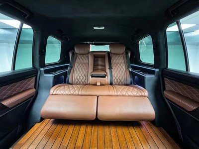 深圳工廠 陸巡/霸道普拉多改裝新潮流，電動(dòng)沙發(fā)床與地板升級(jí)引領(lǐng)個(gè)性化車飾風(fēng)尚